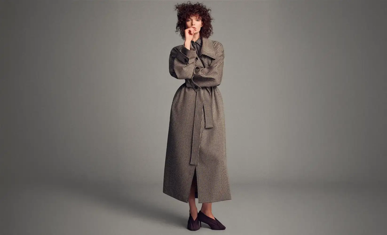 H&M Studio presents a spring/summer 2026 collection focused on individuality through asymmetric designs, contrasting colors, and adaptable pieces that challenge traditional fashion codes.