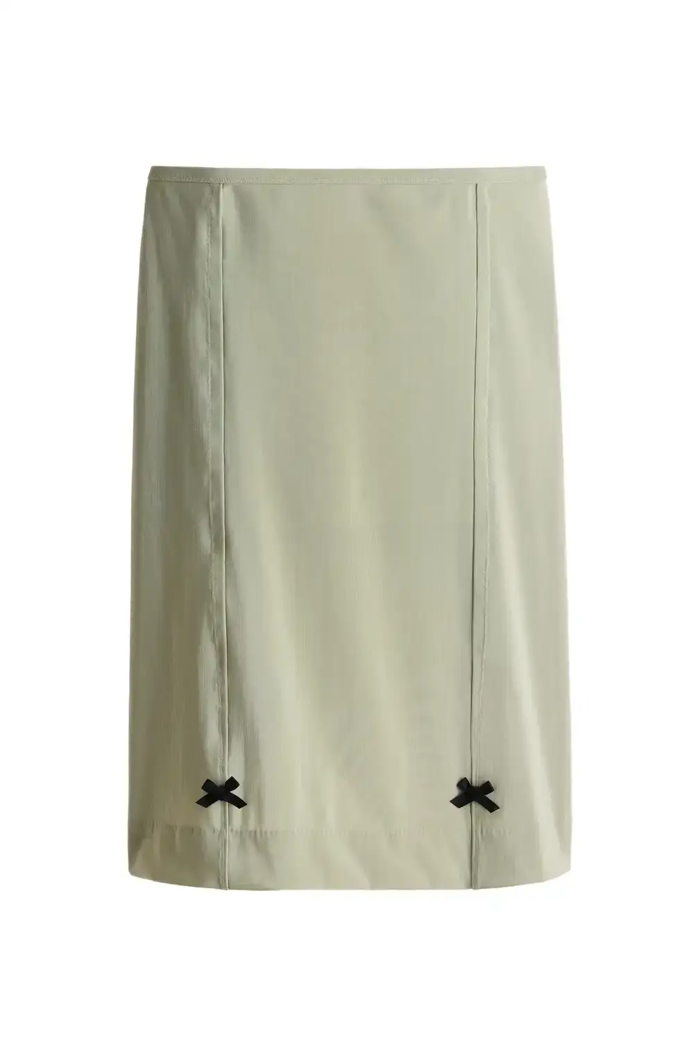 H&M STUDIO GOES ECCENTRIC FOR SPRING 2026 H&M Studio presents a spring/summer 2026 collection focused on individuality through asymmetric designs, contrasting colors, and adaptable pieces that challenge traditional fashion codes. (image 19 of 42)