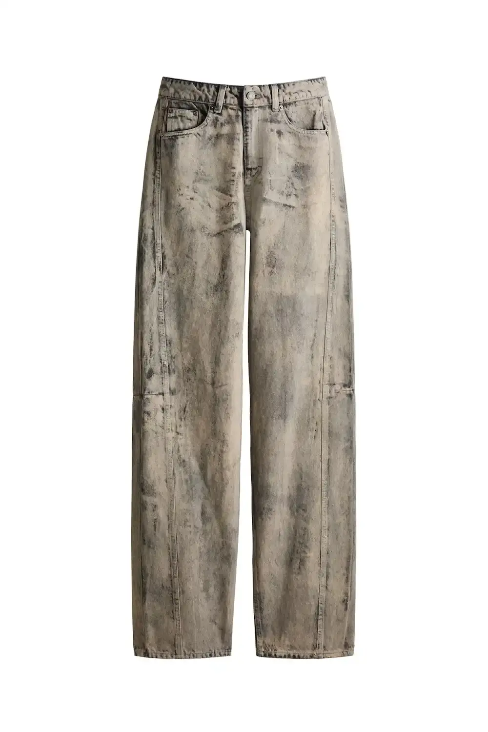 H&M STUDIO GOES ECCENTRIC FOR SPRING 2026 H&M Studio presents a spring/summer 2026 collection focused on individuality through asymmetric designs, contrasting colors, and adaptable pieces that challenge traditional fashion codes. (image 11 of 42)