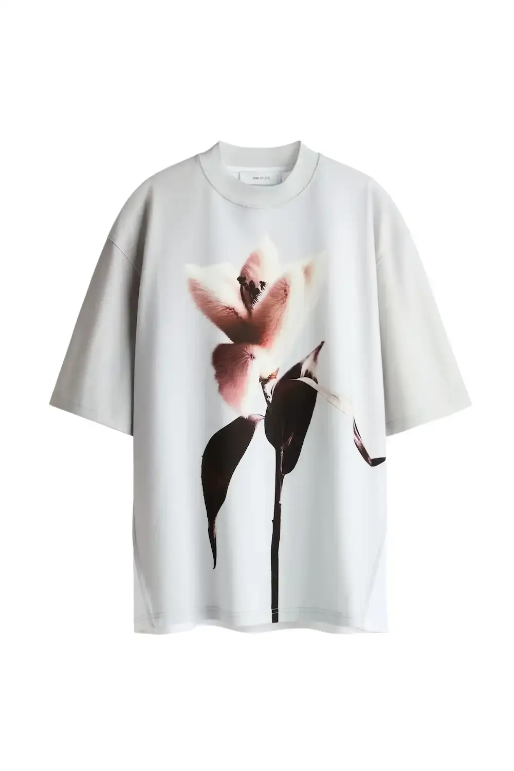 H&M STUDIO GOES ECCENTRIC FOR SPRING 2026 H&M Studio presents a spring/summer 2026 collection focused on individuality through asymmetric designs, contrasting colors, and adaptable pieces that challenge traditional fashion codes. (image 24 of 42)