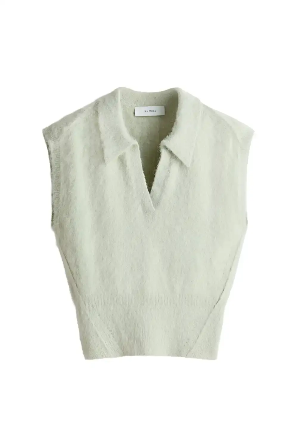 H&M STUDIO GOES ECCENTRIC FOR SPRING 2026 H&M Studio presents a spring/summer 2026 collection focused on individuality through asymmetric designs, contrasting colors, and adaptable pieces that challenge traditional fashion codes. (image 22 of 42)