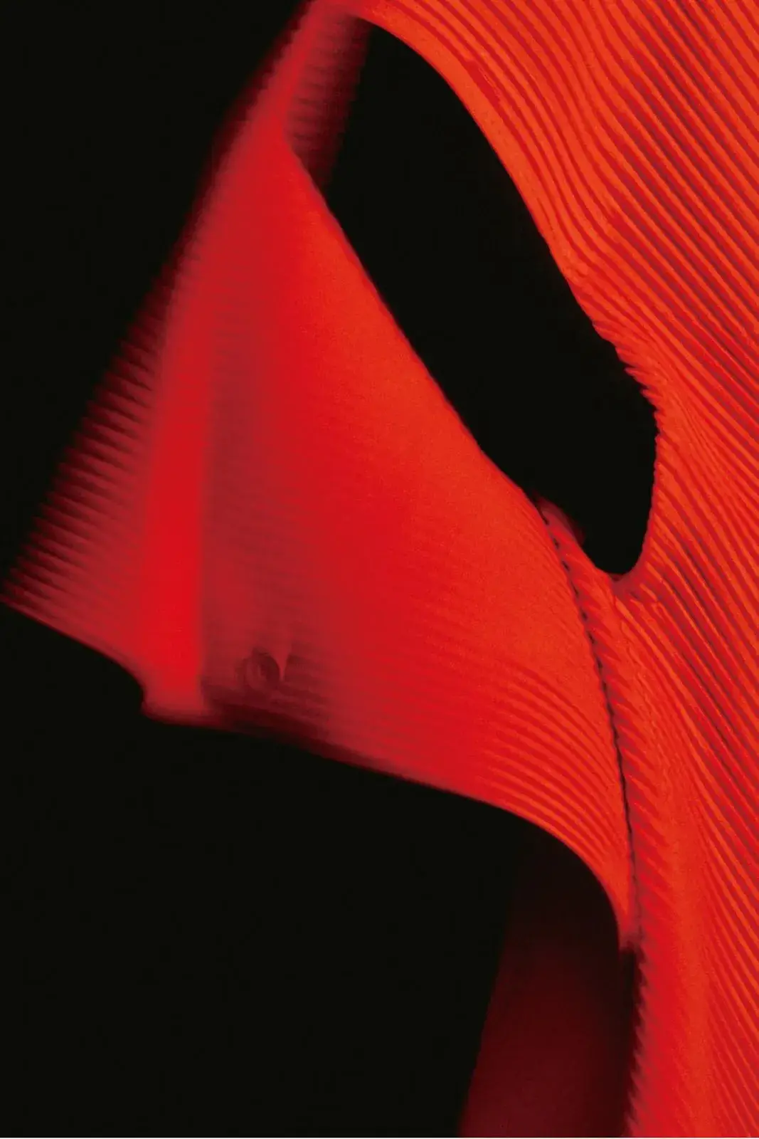 HOMME PLISSÉ ISSEY MIYAKE AUTUMN COLLECTION A short summary detailing the visual elements, colors, and textile techniques used in the new Homme Plisse Issey Miyake menswear collection. (image 8 of 12)