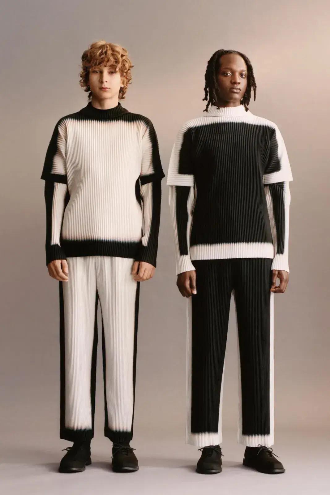 HOMME PLISSÉ ISSEY MIYAKE AUTUMN COLLECTION A short summary detailing the visual elements, colors, and textile techniques used in the new Homme Plisse Issey Miyake menswear collection. (image 5 of 12)