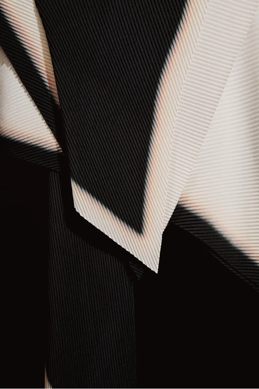 HOMME PLISSÉ ISSEY MIYAKE AUTUMN COLLECTION A short summary detailing the visual elements, colors, and textile techniques used in the new Homme Plisse Issey Miyake menswear collection. (image 2 of 12)