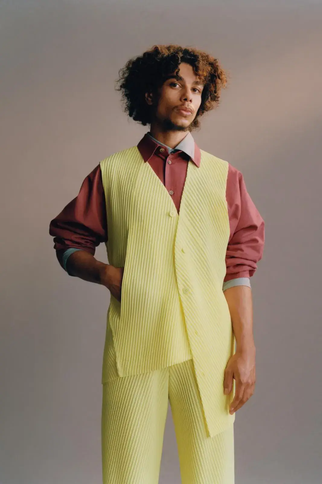 HOMME PLISSÉ ISSEY MIYAKE AUTUMN COLLECTION A short summary detailing the visual elements, colors, and textile techniques used in the new Homme Plisse Issey Miyake menswear collection. (image 7 of 12)