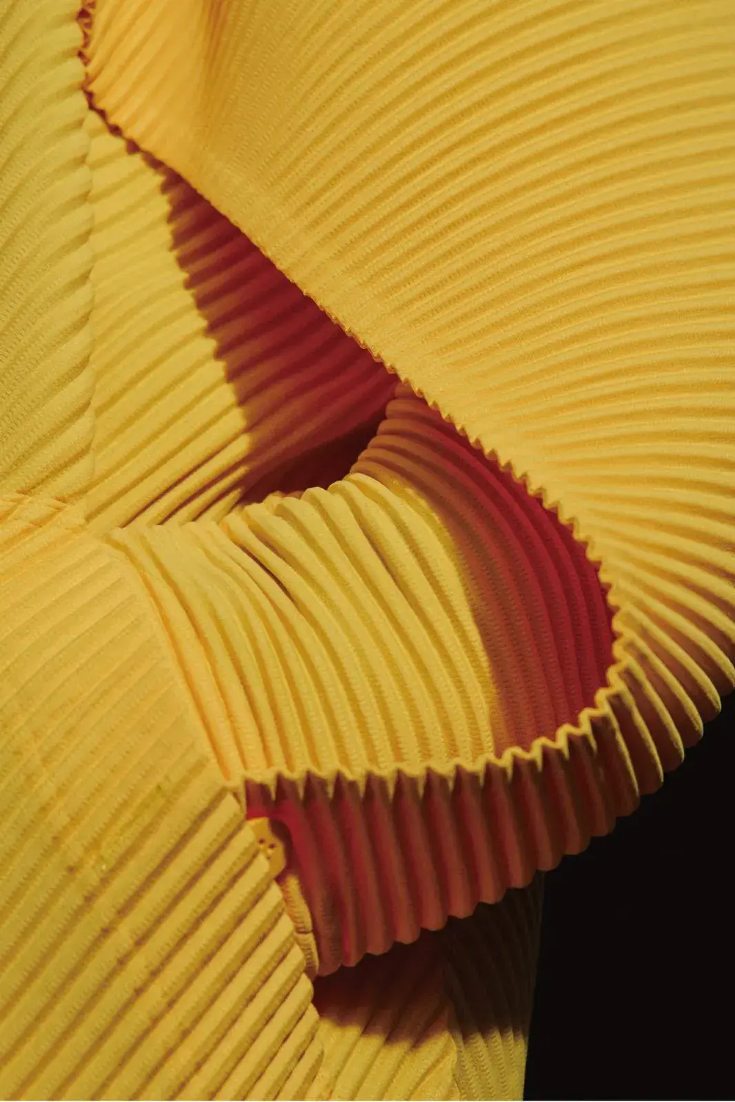 HOMME PLISSÉ ISSEY MIYAKE AUTUMN COLLECTION A short summary detailing the visual elements, colors, and textile techniques used in the new Homme Plisse Issey Miyake menswear collection. (image 6 of 12)