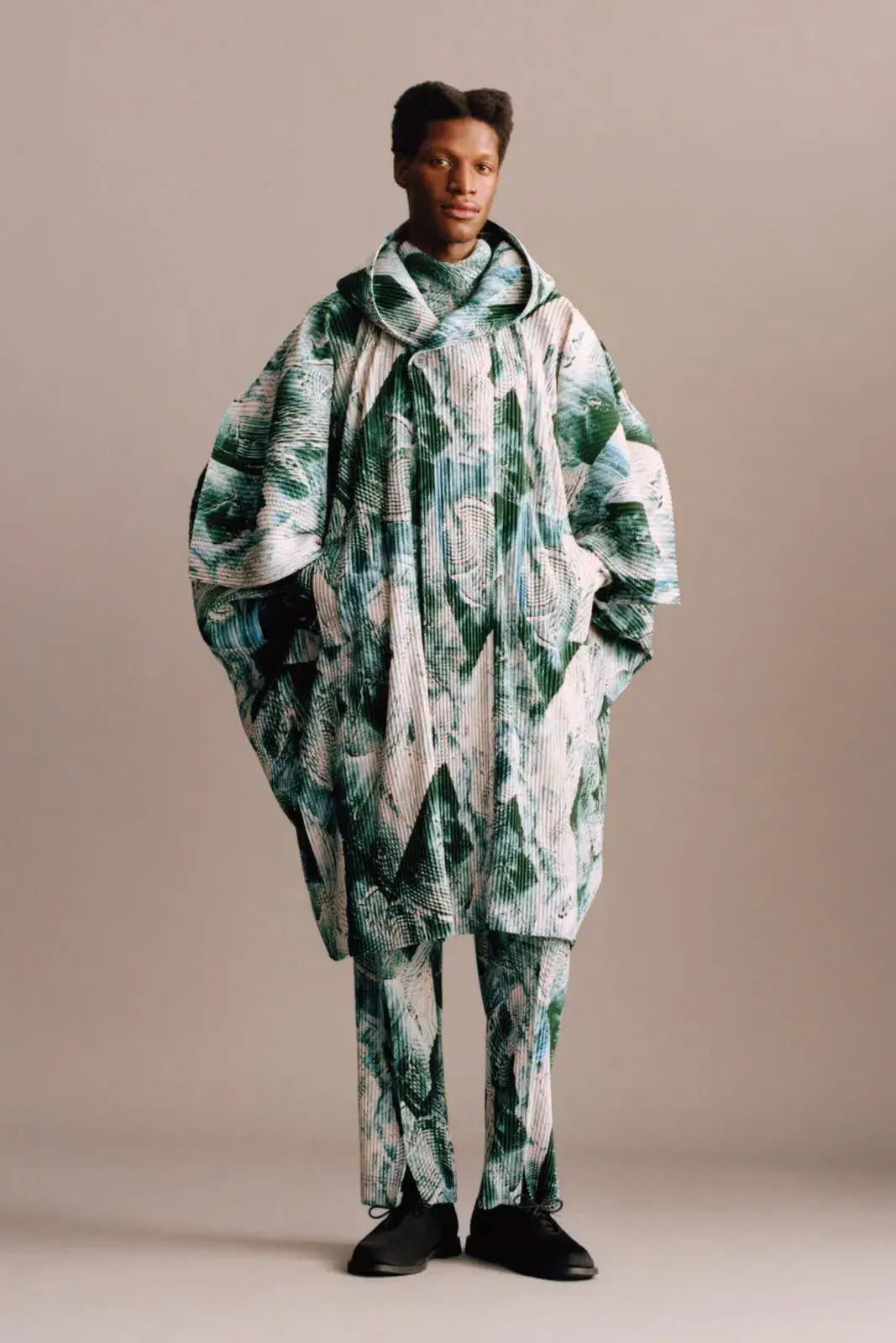 HOMME PLISSÉ ISSEY MIYAKE AUTUMN COLLECTION A short summary detailing the visual elements, colors, and textile techniques used in the new Homme Plisse Issey Miyake menswear collection. (image 11 of 12)