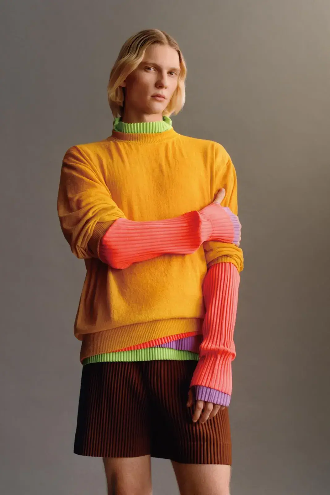HOMME PLISSÉ ISSEY MIYAKE AUTUMN COLLECTION A short summary detailing the visual elements, colors, and textile techniques used in the new Homme Plisse Issey Miyake menswear collection. (image 3 of 12)