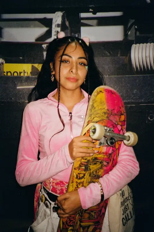 Skatebording girl New York Holymel