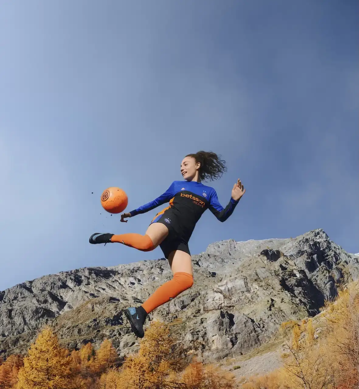 INTER X NIKE ACG: FOOTBALL MEETS MOUNTAIN GEAR FC Internazionale Milano and Nike ACG launch their first collaboration featuring a fourth kit with snakeskin texture and mountain-inspired design elements, plus a full apparel collection for football and outdoor activities. (image 5 of 6)