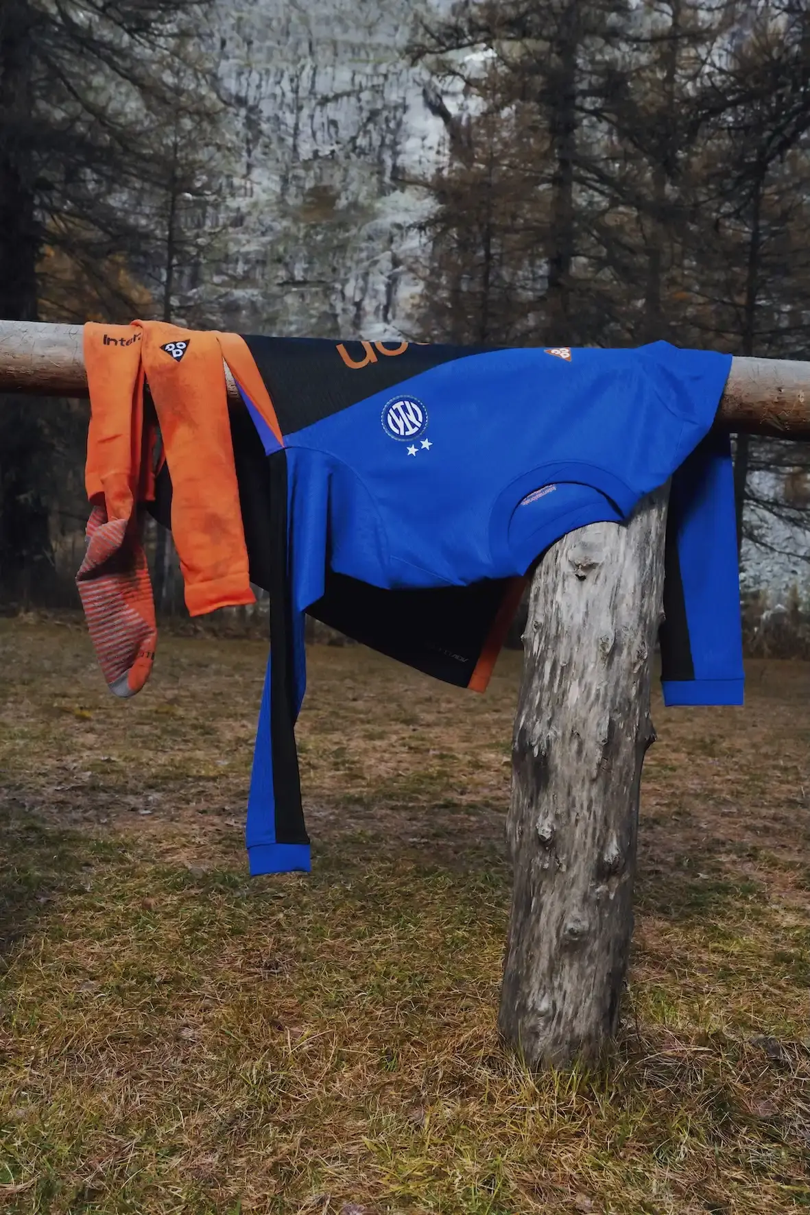 INTER X NIKE ACG: FOOTBALL MEETS MOUNTAIN GEAR FC Internazionale Milano and Nike ACG launch their first collaboration featuring a fourth kit with snakeskin texture and mountain-inspired design elements, plus a full apparel collection for football and outdoor activities. (image 6 of 6)