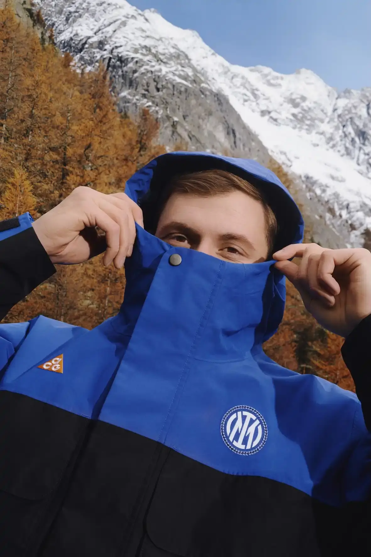 INTER X NIKE ACG: FOOTBALL MEETS MOUNTAIN GEAR FC Internazionale Milano and Nike ACG launch their first collaboration featuring a fourth kit with snakeskin texture and mountain-inspired design elements, plus a full apparel collection for football and outdoor activities. (image 2 of 6)
