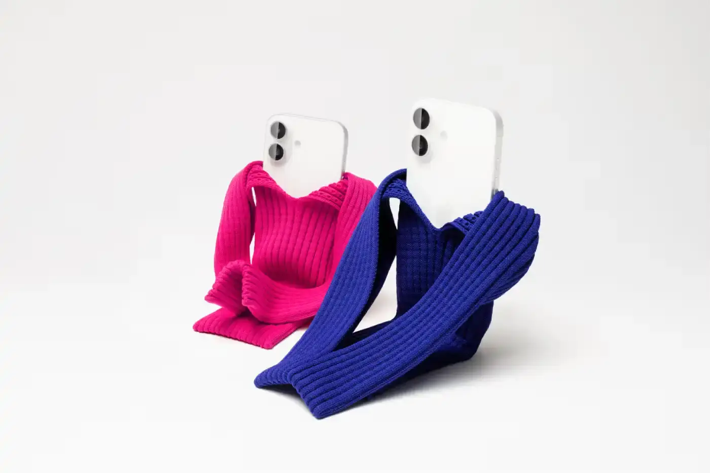 ISSEY MIYAKE AND APPLE LAUNCH IPHONE POCKET A 3D-knitted textile iPhone holder in a rectangular shape with ribbed pleated structure, available with short wrist strap or long crossbody strap in multiple colors, designed by Issey Miyake and Apple. (image 3 of 12)