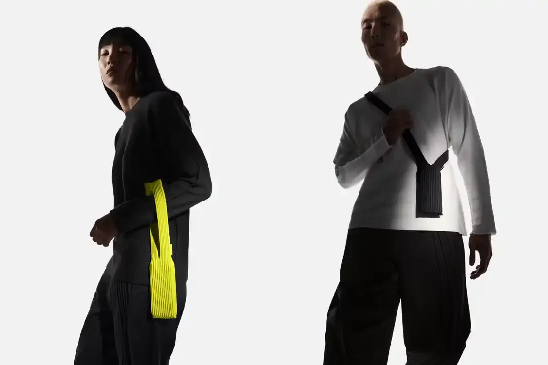 ISSEY MIYAKE AND APPLE LAUNCH IPHONE POCKET A 3D-knitted textile iPhone holder in a rectangular shape with ribbed pleated structure, available with short wrist strap or long crossbody strap in multiple colors, designed by Issey Miyake and Apple.