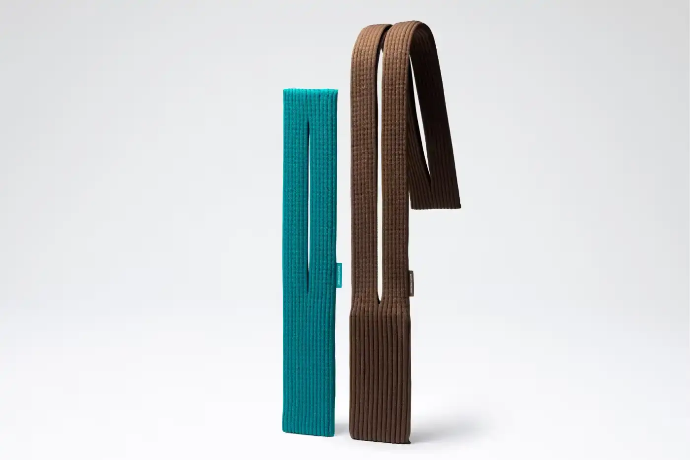 ISSEY MIYAKE AND APPLE LAUNCH IPHONE POCKET A 3D-knitted textile iPhone holder in a rectangular shape with ribbed pleated structure, available with short wrist strap or long crossbody strap in multiple colors, designed by Issey Miyake and Apple. (image 9 of 12)
