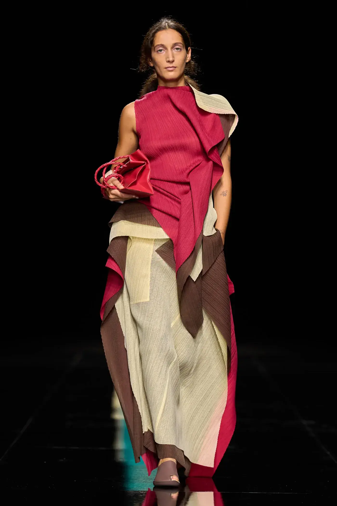 ISSEY MIYAKE SPRING SUMMER 2027 image detailing the Issey Miyake Spring Summer 2027 fashion show in Paris. (image 17 of 24)