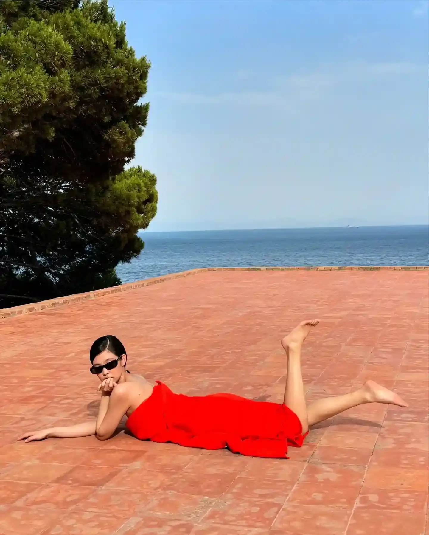 K-pop star Jennie from Blackpink makes her runway debut at Jacquemus’ Fall/Winter 2024 ‘La Casa’ show in Capri, Italy. The show, marking the brand’s 15th anniversary, was held at the iconic Casa Malaparte. Jennie, known for her fashion icon status, closed the show in a sleek black dress, kitten heels, and a vibrant blue clutch, highlighting her long-standing relationship with the brand Jacquemus