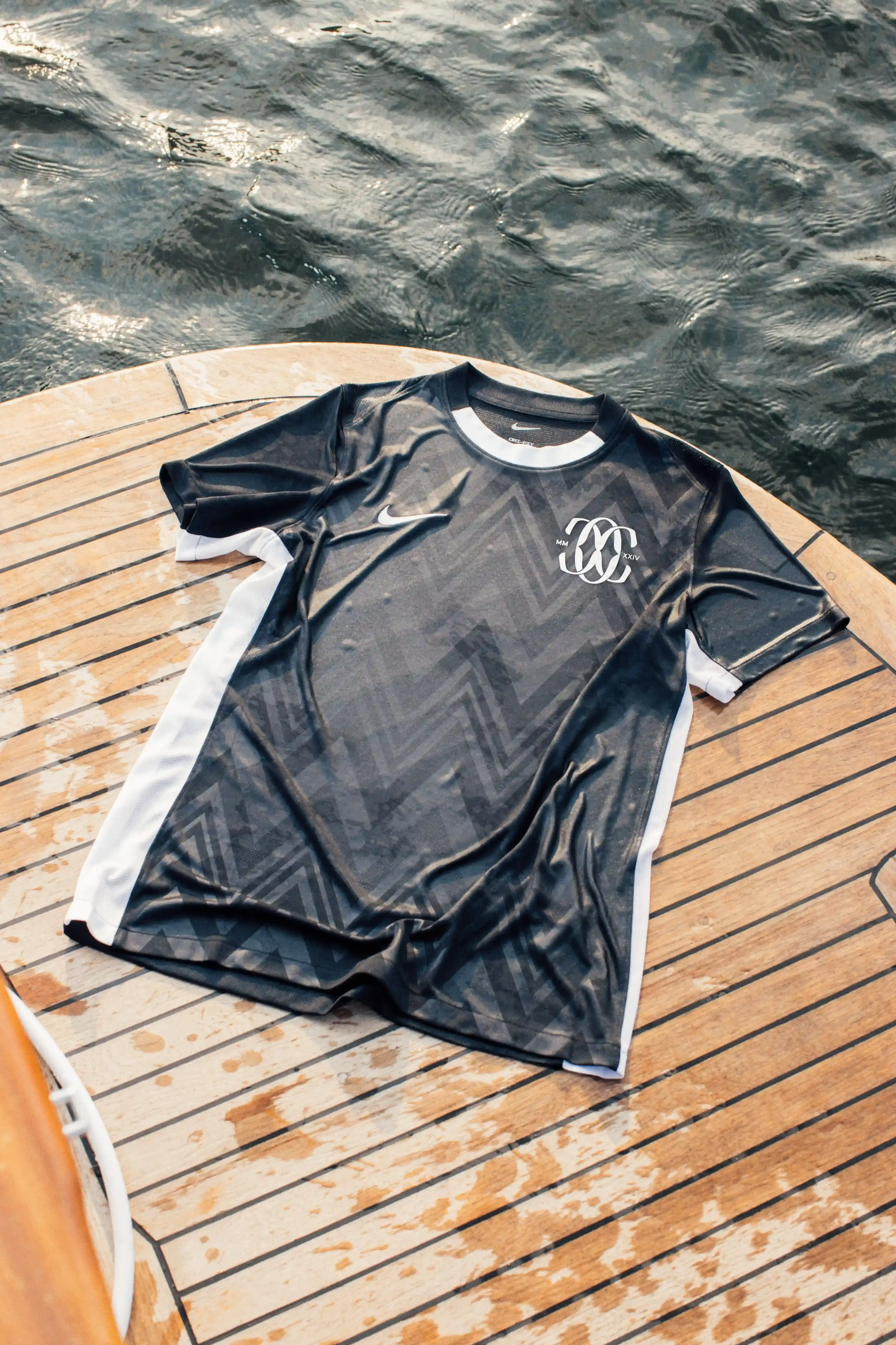 Close-up of F.C. Como Women's 24/25 home kit, featuring deep blue color inspired by Lake Como