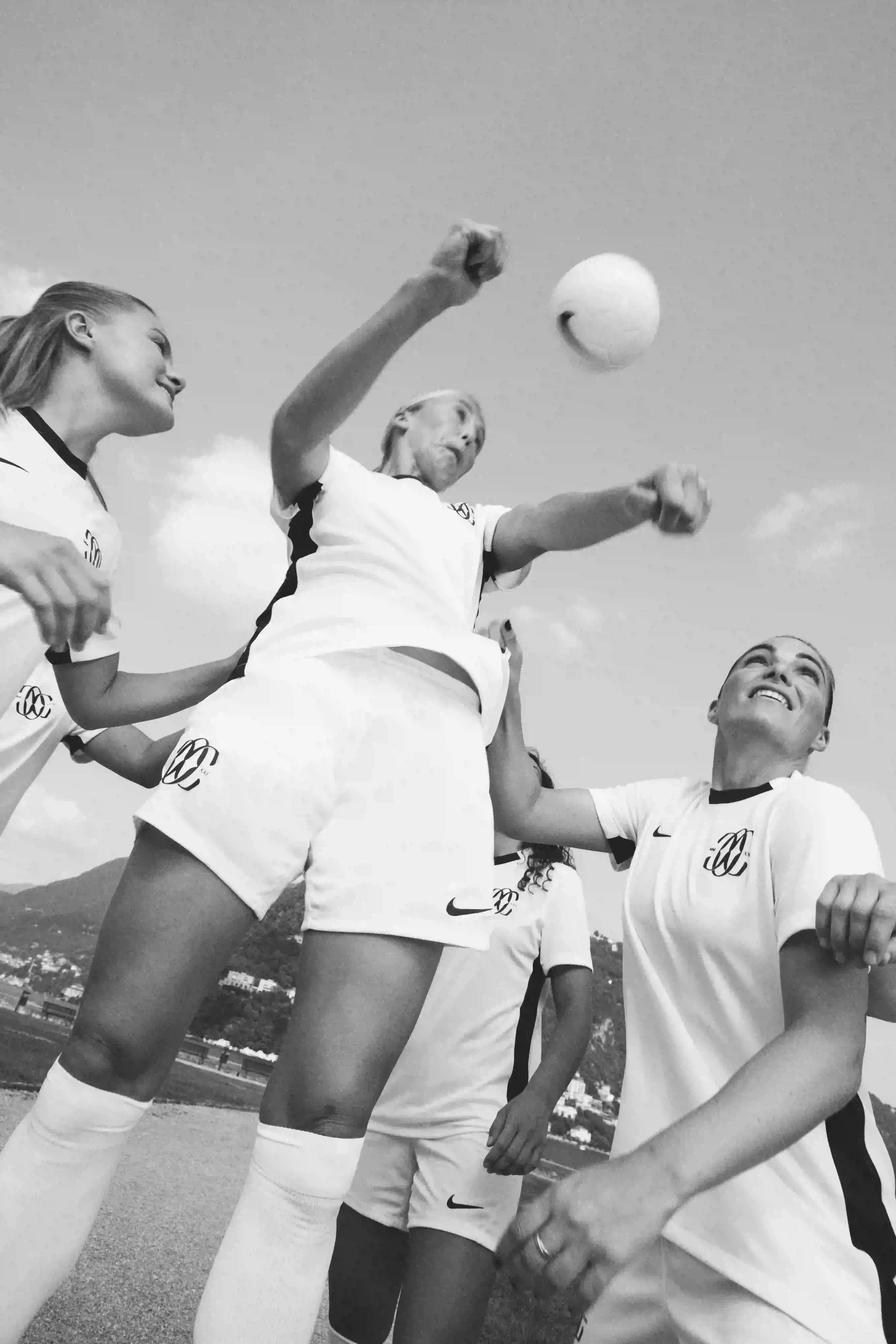 LAKE COMO'S FINEST: F.C. COMO WOMEN UNVEIL STRIKING NEW KITS LAKE COMO'S FINEST: F.C. COMO WOMEN UNVEIL STRIKING NEW KITS (image 3 of 8)
