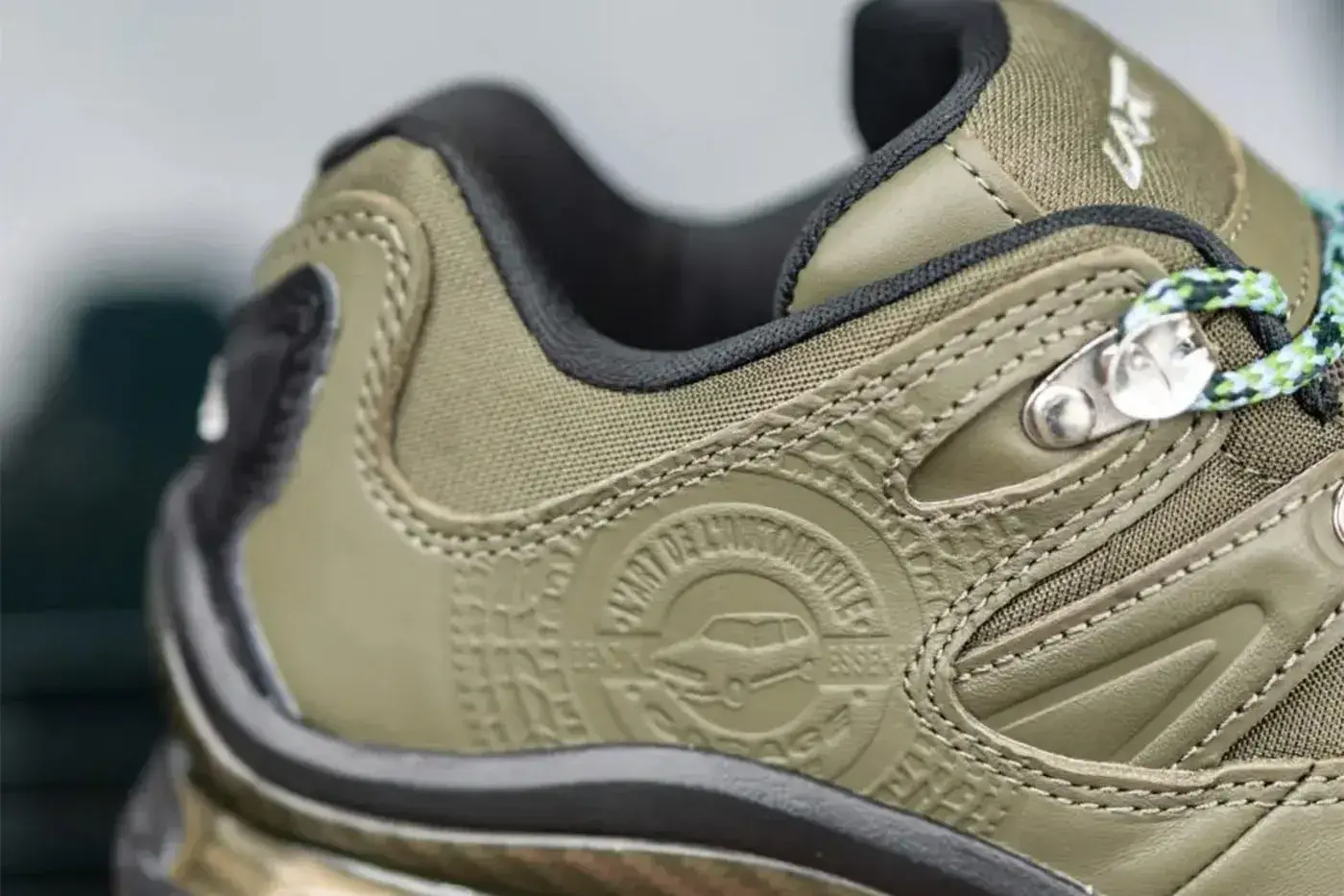 L’ART DE L’AUTOMOBILE X SALOMON XT-QUEST 2 IN OLIVE First-look images of an olive nubuck L’Art de L’Automobile x Salomon XT-QUEST 2 with an oversized black toe cap, silver hardware, multicolored rope laces and a brown-to-olive marbled midsole. (image 2 of 2)
