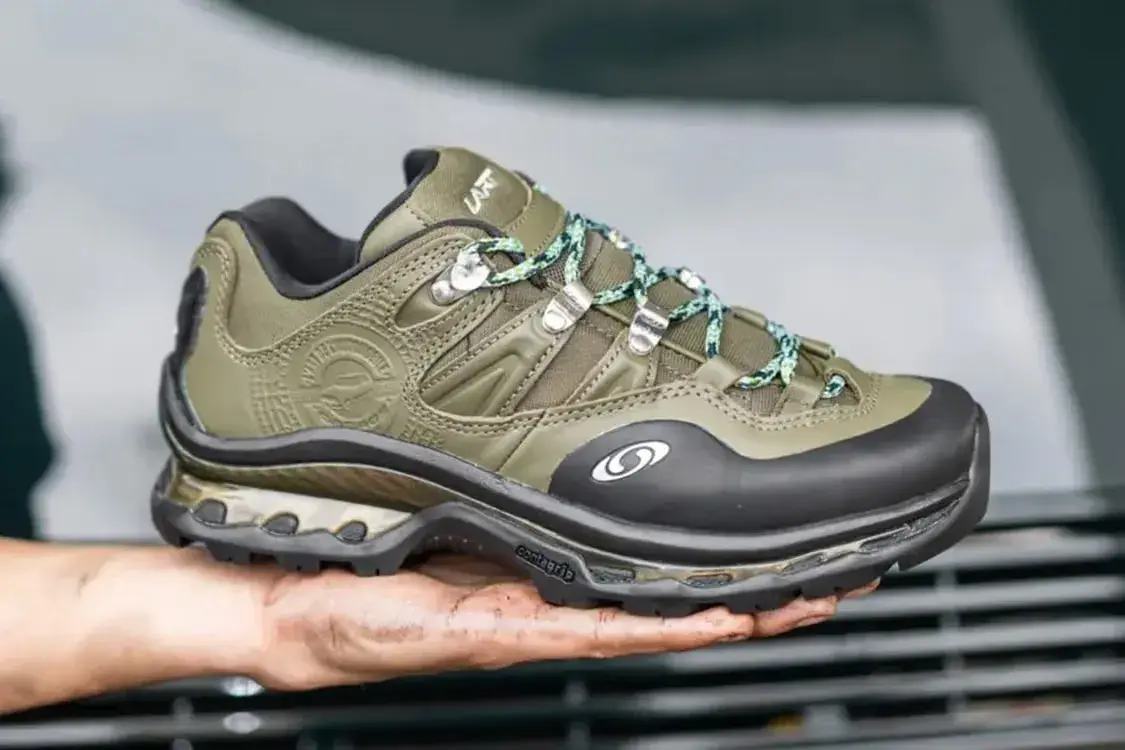 L’ART DE L’AUTOMOBILE X SALOMON XT-QUEST 2 IN OLIVE First-look images of an olive nubuck L’Art de L’Automobile x Salomon XT-QUEST 2 with an oversized black toe cap, silver hardware, multicolored rope laces and a brown-to-olive marbled midsole.