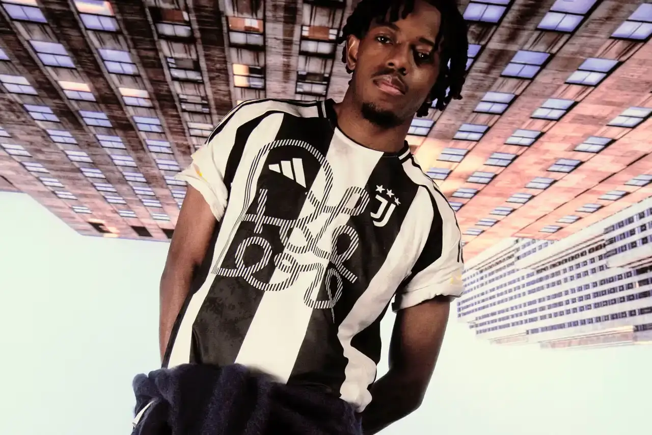 Le PÈRE Le PÈRE x Juventus 2024-25 home jersey displaying black and white stripes with number 90 on the back (image 6 of 9)