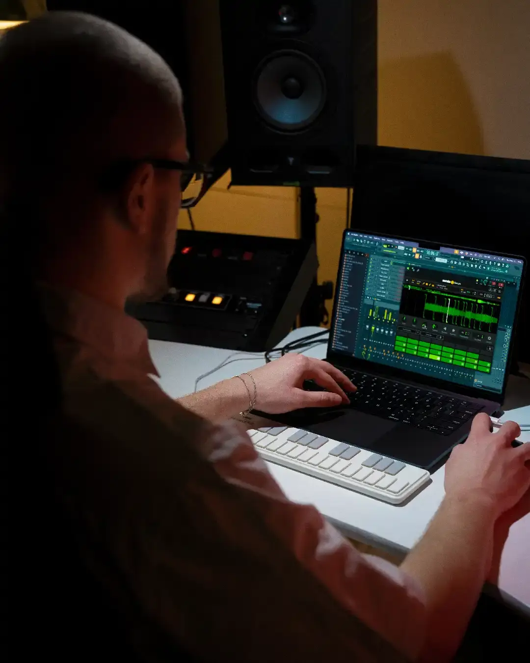 Interview article with Italian music producer Lester Nowhere covering his career development, collaboration with Kanye West, production philosophy, and perspective on Italian music scene. Contains personal anecdotes about his creative process and industry experiences. (image 3 of 6)