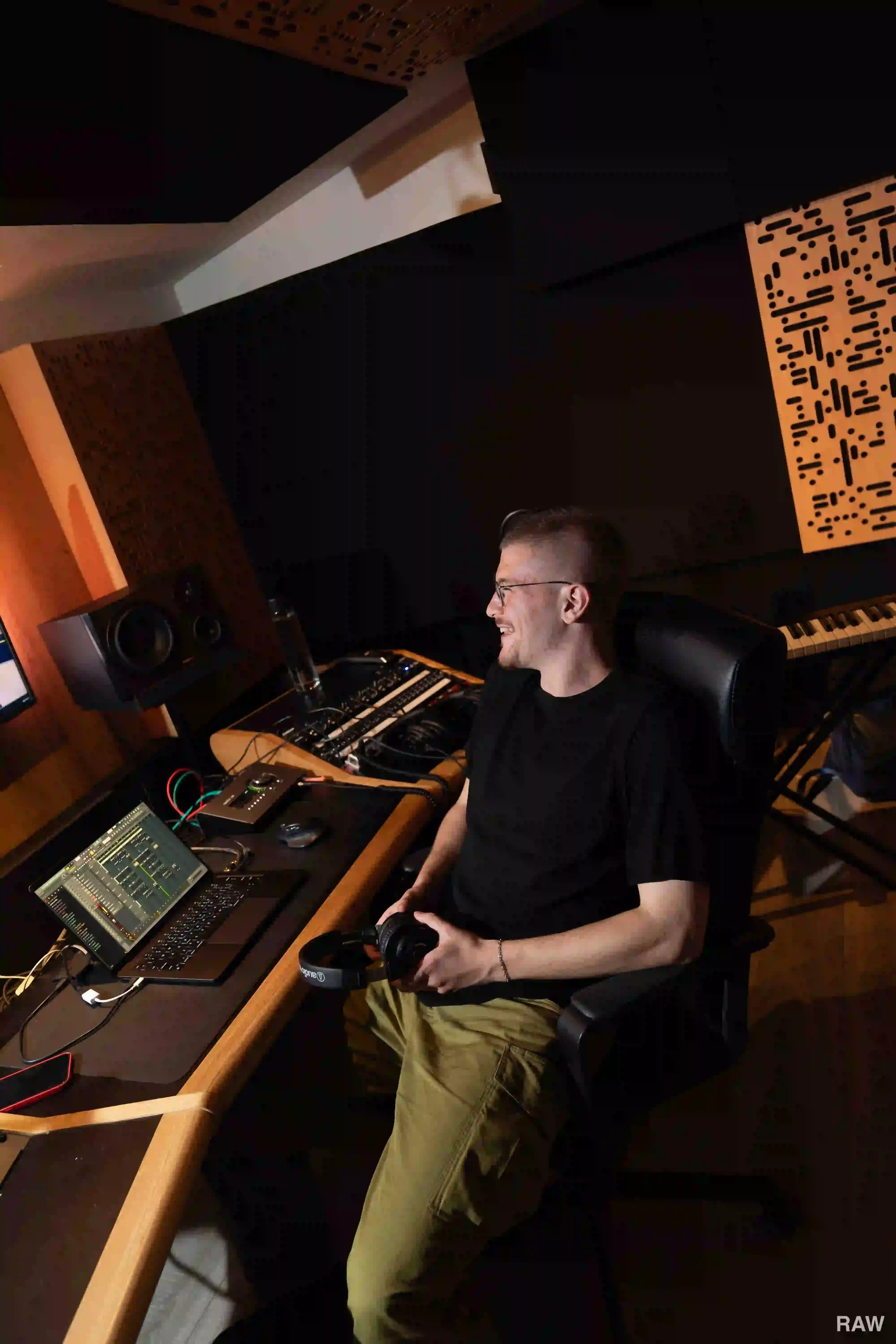 Interview article with Italian music producer Lester Nowhere covering his career development, collaboration with Kanye West, production philosophy, and perspective on Italian music scene. Contains personal anecdotes about his creative process and industry experiences. (image 4 of 6)