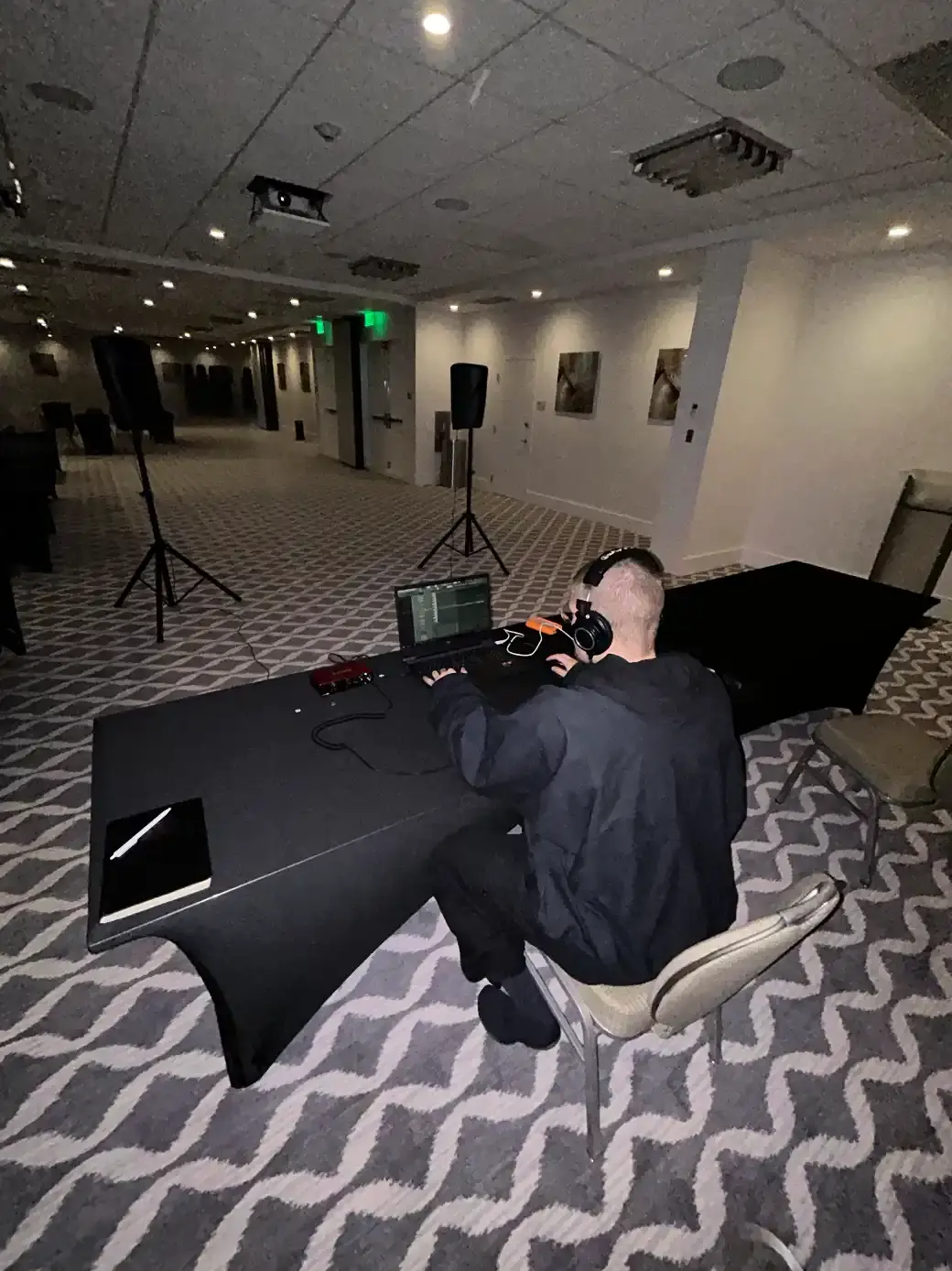 Interview article with Italian music producer Lester Nowhere covering his career development, collaboration with Kanye West, production philosophy, and perspective on Italian music scene. Contains personal anecdotes about his creative process and industry experiences. (image 5 of 6)
