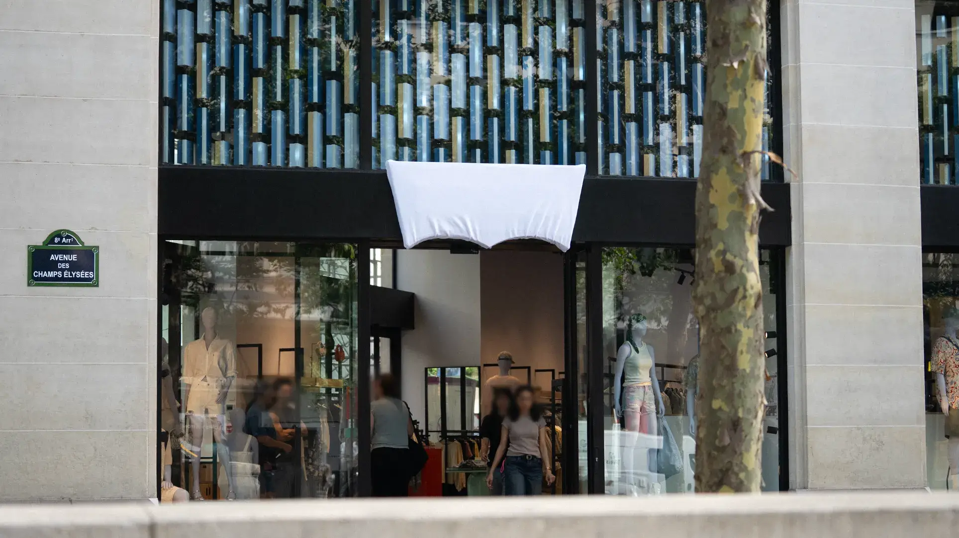 LEVI'S COVERS STORE LOGOS ACROSS EUROPE An imge describing the recent marketing campaign by Levi Strauss and Co where the company covered store signs in major European cities.