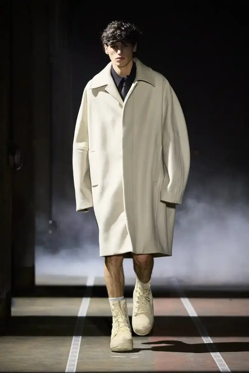 LGN LOUIS GABRIEL NOUCHI CHANNELS ALIEN FOR FW26 COLLECTION Fall/Winter 2026 collection from Louis Gabriel Nouchi inspired by Ridley Scott's Alien film, featuring elongated silhouettes, headpieces, and exploration of sensuality themes. (image 12 of 23)