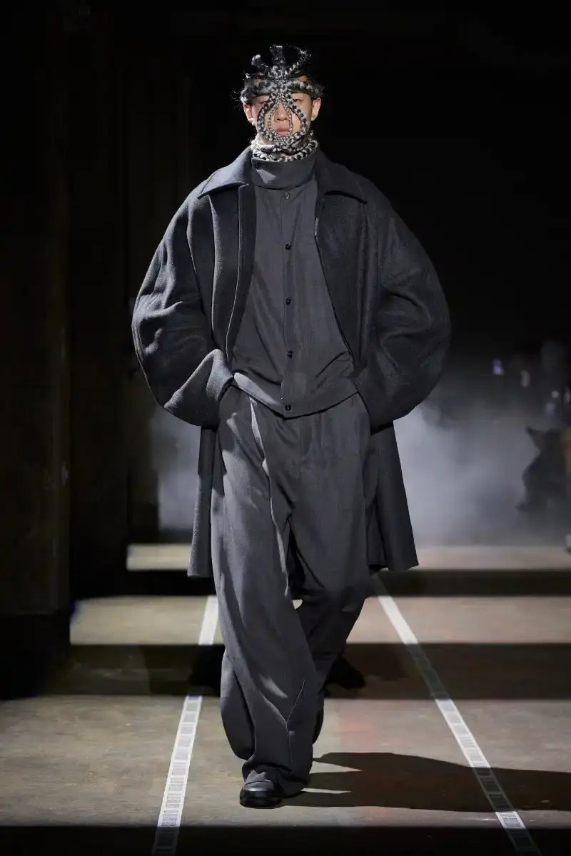 LGN LOUIS GABRIEL NOUCHI CHANNELS ALIEN FOR FW26 COLLECTION Fall/Winter 2026 collection from Louis Gabriel Nouchi inspired by Ridley Scott's Alien film, featuring elongated silhouettes, headpieces, and exploration of sensuality themes. (image 16 of 23)