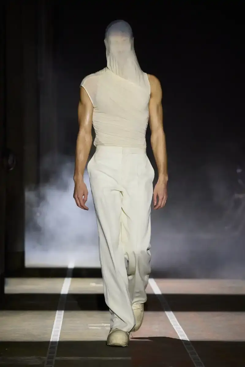 LGN LOUIS GABRIEL NOUCHI CHANNELS ALIEN FOR FW26 COLLECTION Fall/Winter 2026 collection from Louis Gabriel Nouchi inspired by Ridley Scott's Alien film, featuring elongated silhouettes, headpieces, and exploration of sensuality themes. (image 10 of 23)