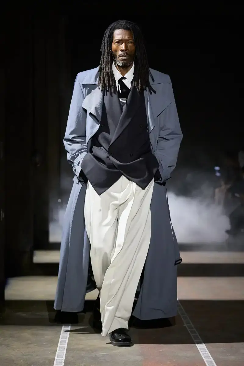 LGN LOUIS GABRIEL NOUCHI CHANNELS ALIEN FOR FW26 COLLECTION Fall/Winter 2026 collection from Louis Gabriel Nouchi inspired by Ridley Scott's Alien film, featuring elongated silhouettes, headpieces, and exploration of sensuality themes. (image 14 of 23)