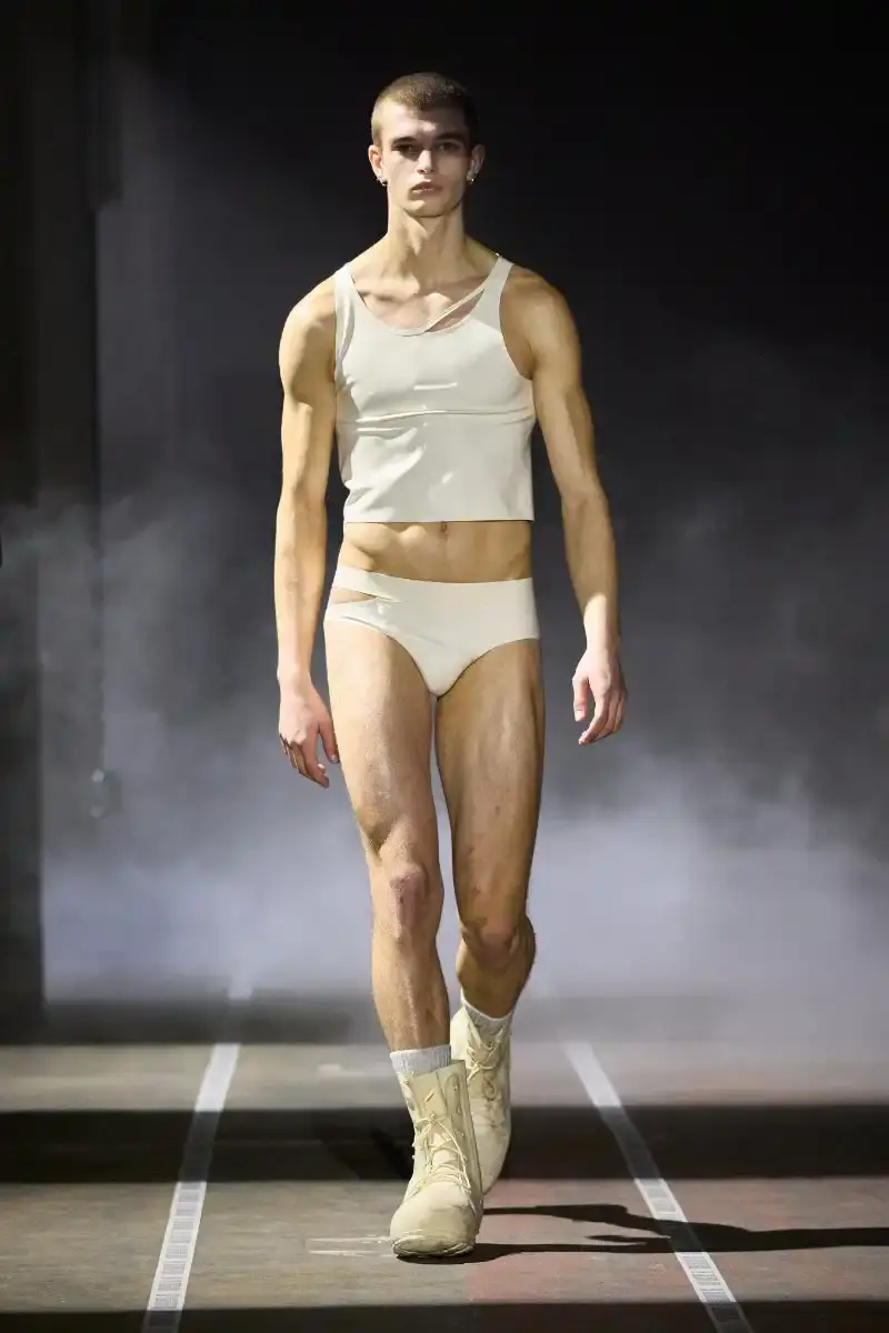 LGN LOUIS GABRIEL NOUCHI CHANNELS ALIEN FOR FW26 COLLECTION Fall/Winter 2026 collection from Louis Gabriel Nouchi inspired by Ridley Scott's Alien film, featuring elongated silhouettes, headpieces, and exploration of sensuality themes. (image 4 of 23)
