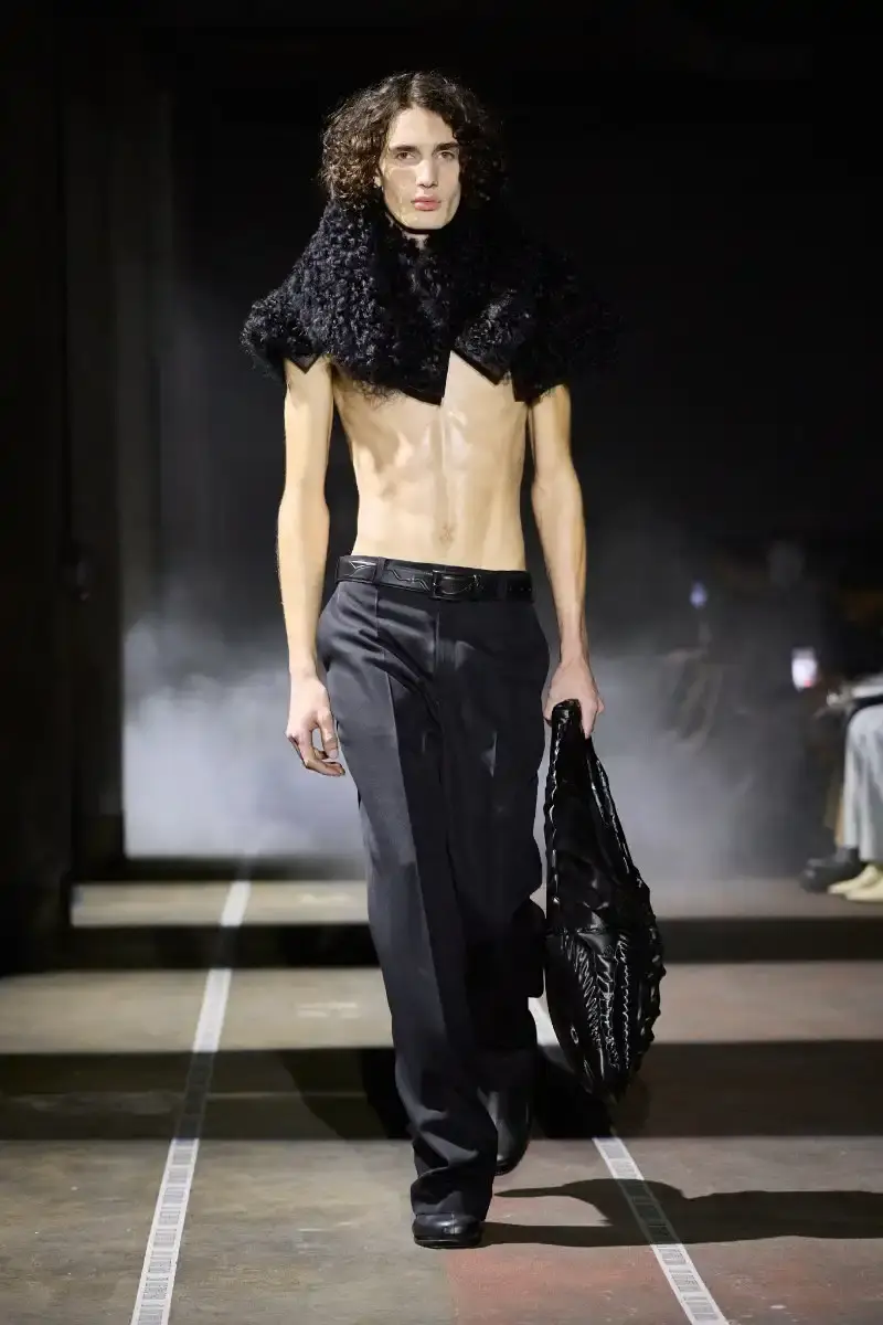 LGN LOUIS GABRIEL NOUCHI CHANNELS ALIEN FOR FW26 COLLECTION Fall/Winter 2026 collection from Louis Gabriel Nouchi inspired by Ridley Scott's Alien film, featuring elongated silhouettes, headpieces, and exploration of sensuality themes. (image 3 of 23)