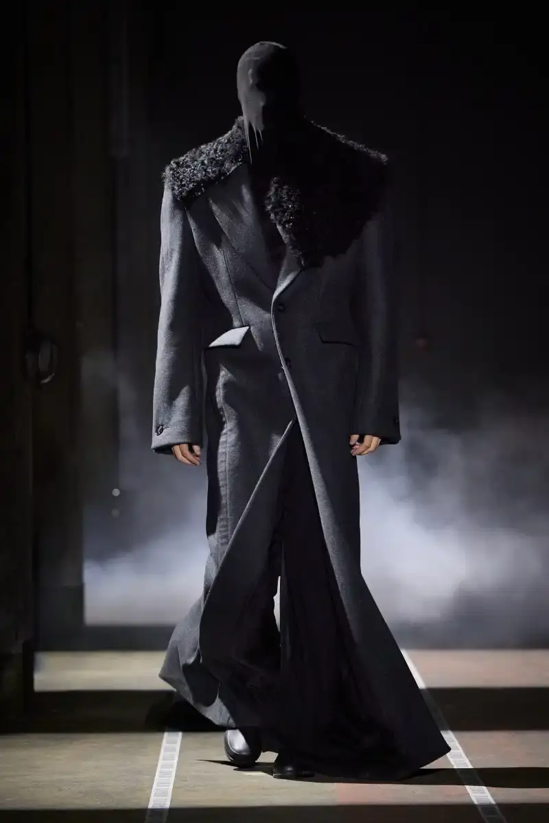 LGN LOUIS GABRIEL NOUCHI CHANNELS ALIEN FOR FW26 COLLECTION Fall/Winter 2026 collection from Louis Gabriel Nouchi inspired by Ridley Scott's Alien film, featuring elongated silhouettes, headpieces, and exploration of sensuality themes. (image 21 of 23)