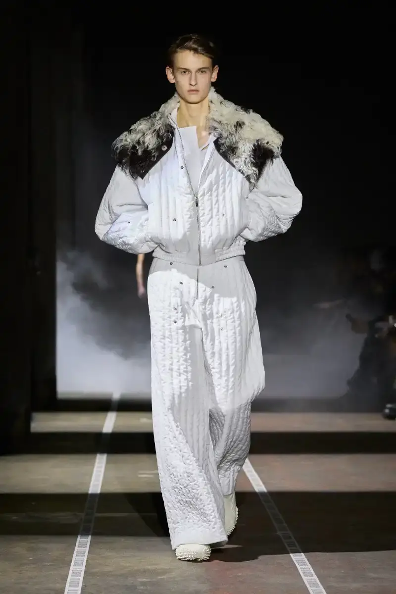 LGN LOUIS GABRIEL NOUCHI CHANNELS ALIEN FOR FW26 COLLECTION Fall/Winter 2026 collection from Louis Gabriel Nouchi inspired by Ridley Scott's Alien film, featuring elongated silhouettes, headpieces, and exploration of sensuality themes. (image 6 of 23)