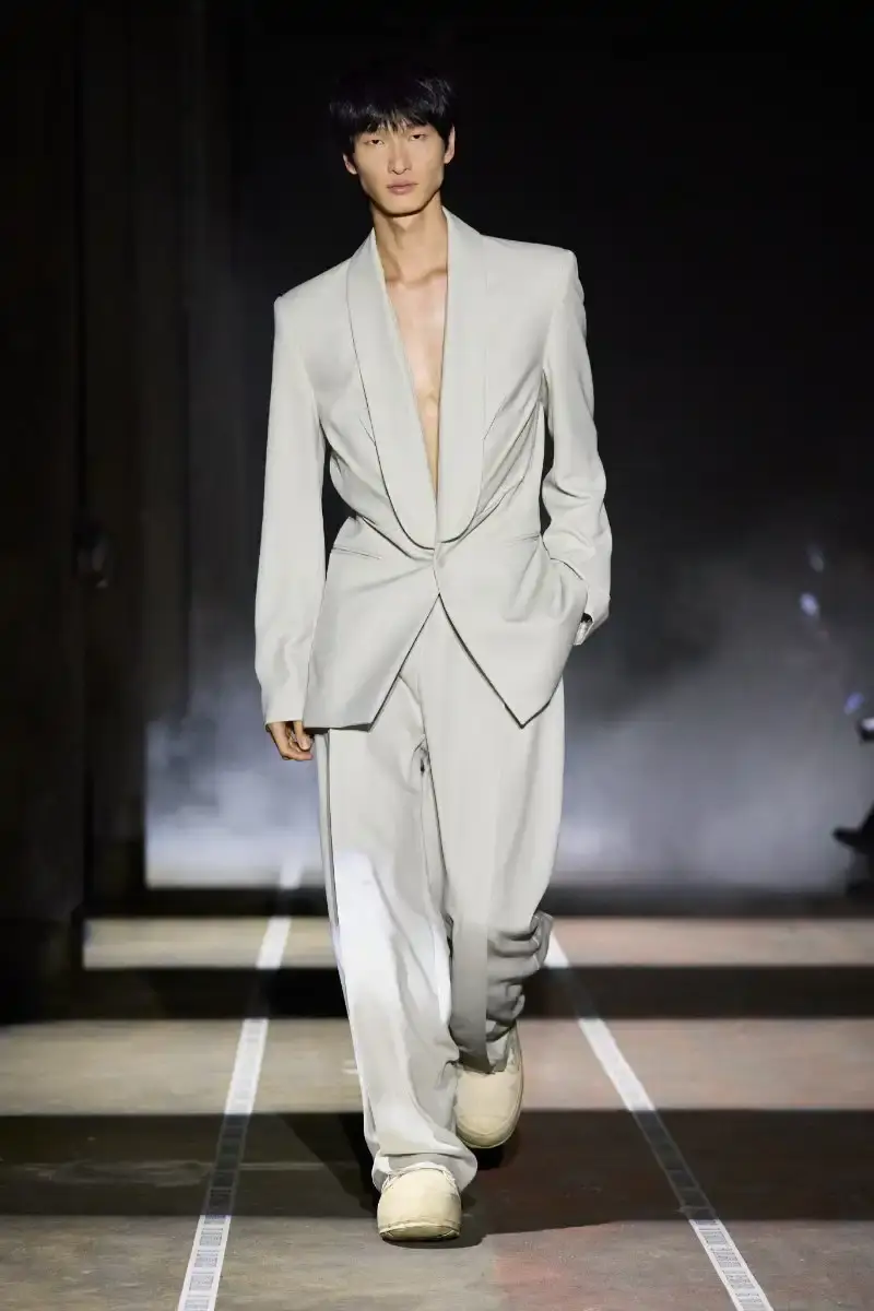 LGN LOUIS GABRIEL NOUCHI CHANNELS ALIEN FOR FW26 COLLECTION Fall/Winter 2026 collection from Louis Gabriel Nouchi inspired by Ridley Scott's Alien film, featuring elongated silhouettes, headpieces, and exploration of sensuality themes. (image 11 of 23)