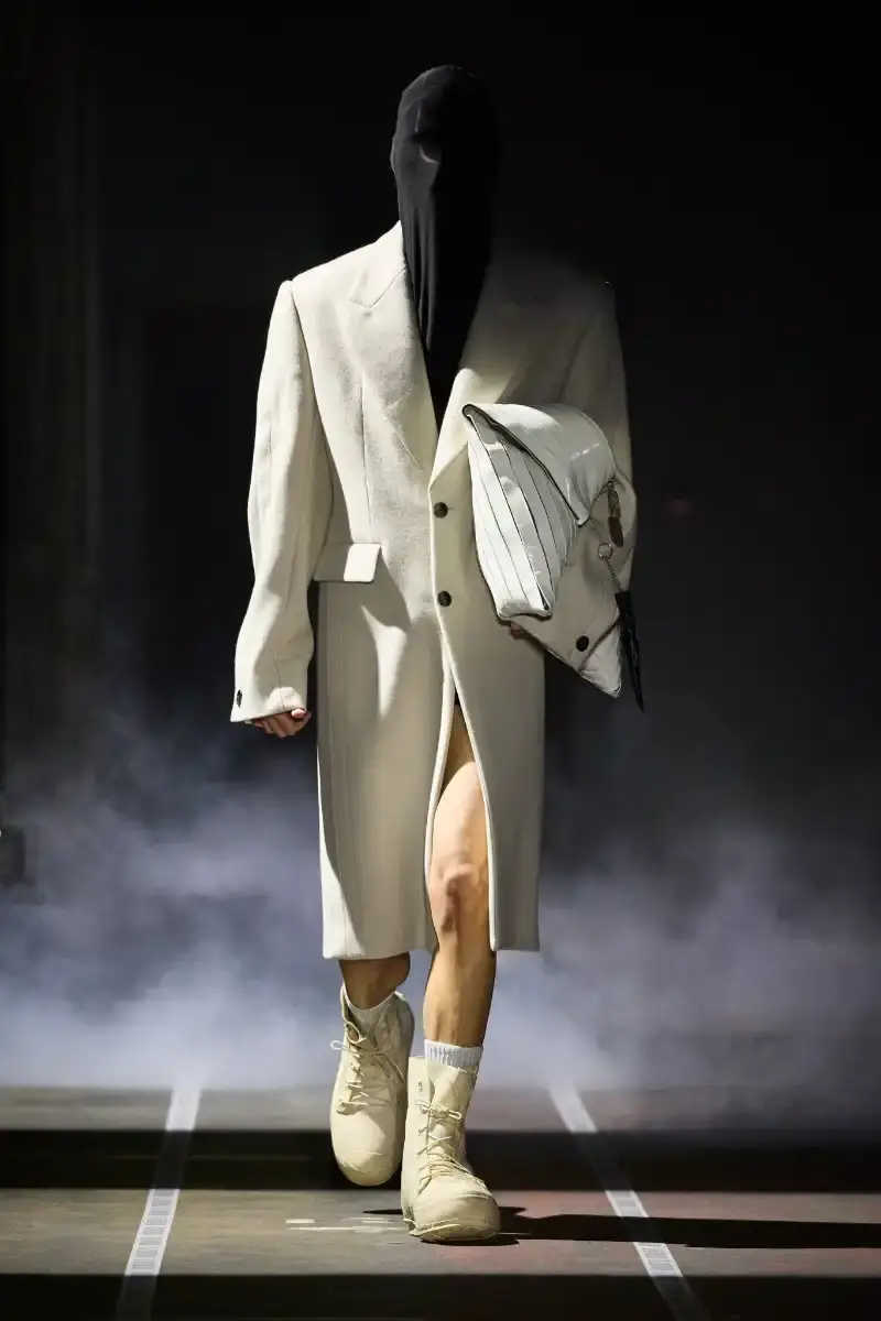 LGN LOUIS GABRIEL NOUCHI CHANNELS ALIEN FOR FW26 COLLECTION Fall/Winter 2026 collection from Louis Gabriel Nouchi inspired by Ridley Scott's Alien film, featuring elongated silhouettes, headpieces, and exploration of sensuality themes. (image 13 of 23)