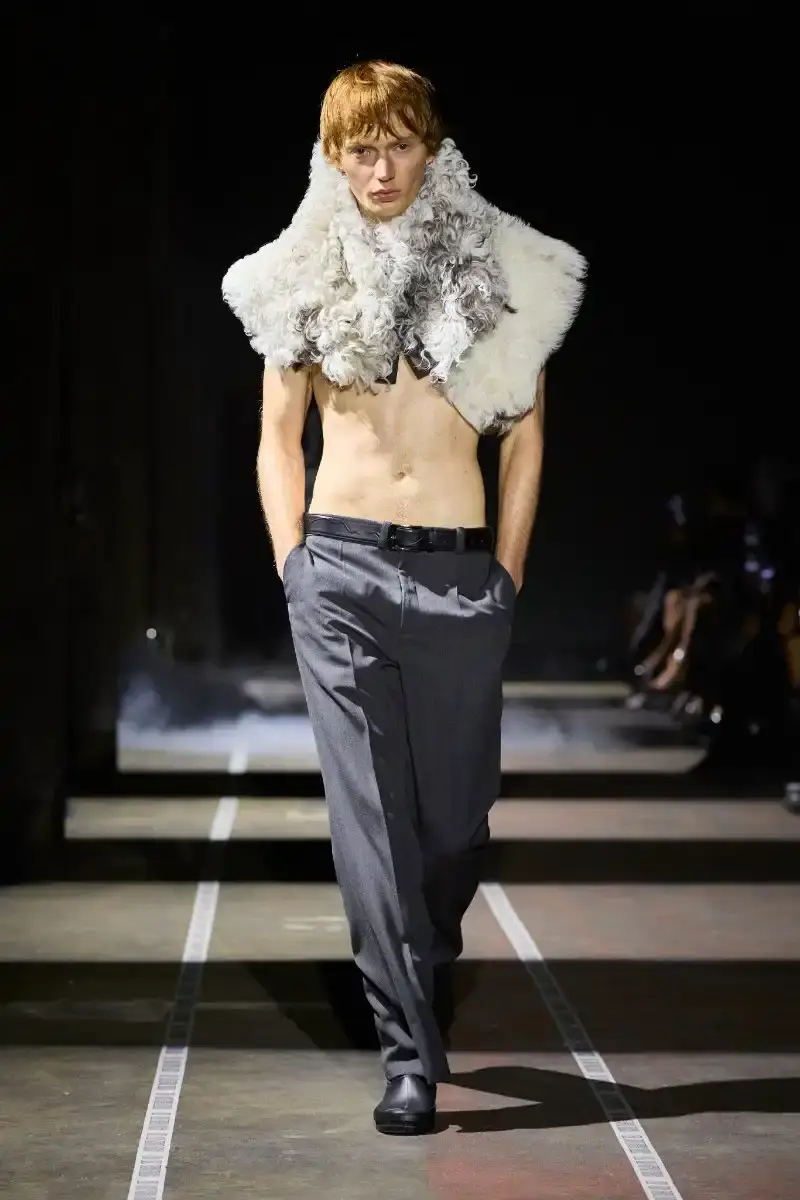 LGN LOUIS GABRIEL NOUCHI CHANNELS ALIEN FOR FW26 COLLECTION Fall/Winter 2026 collection from Louis Gabriel Nouchi inspired by Ridley Scott's Alien film, featuring elongated silhouettes, headpieces, and exploration of sensuality themes. (image 20 of 23)