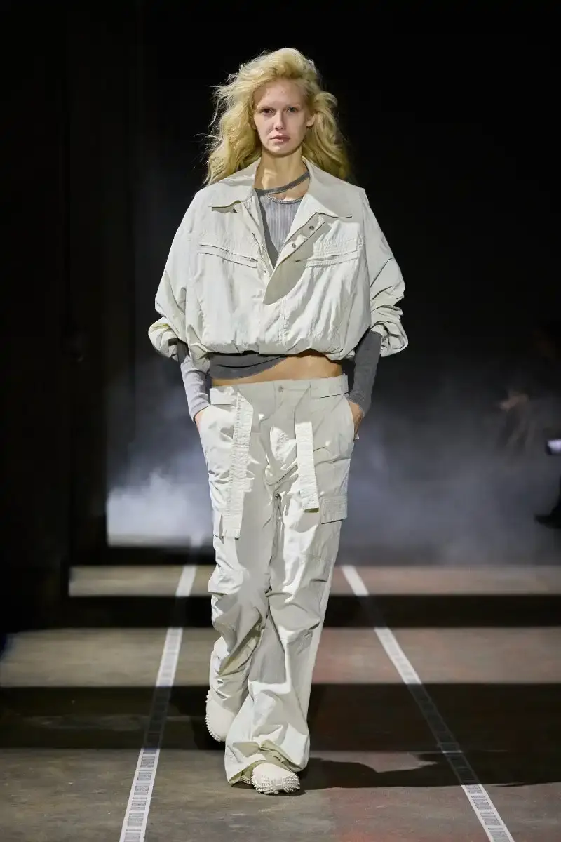 LGN LOUIS GABRIEL NOUCHI CHANNELS ALIEN FOR FW26 COLLECTION Fall/Winter 2026 collection from Louis Gabriel Nouchi inspired by Ridley Scott's Alien film, featuring elongated silhouettes, headpieces, and exploration of sensuality themes. (image 8 of 23)