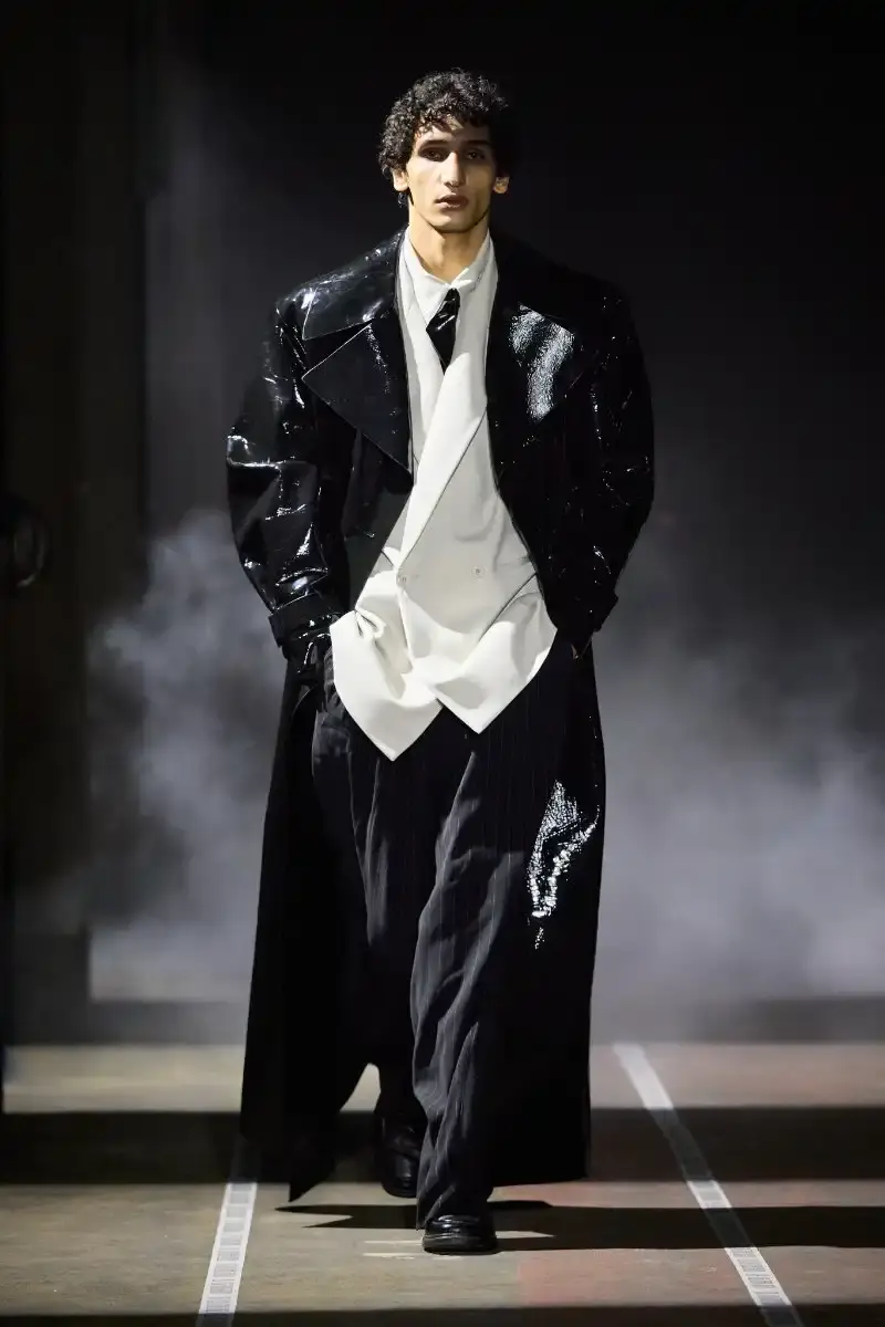 LGN LOUIS GABRIEL NOUCHI CHANNELS ALIEN FOR FW26 COLLECTION Fall/Winter 2026 collection from Louis Gabriel Nouchi inspired by Ridley Scott's Alien film, featuring elongated silhouettes, headpieces, and exploration of sensuality themes. (image 2 of 23)