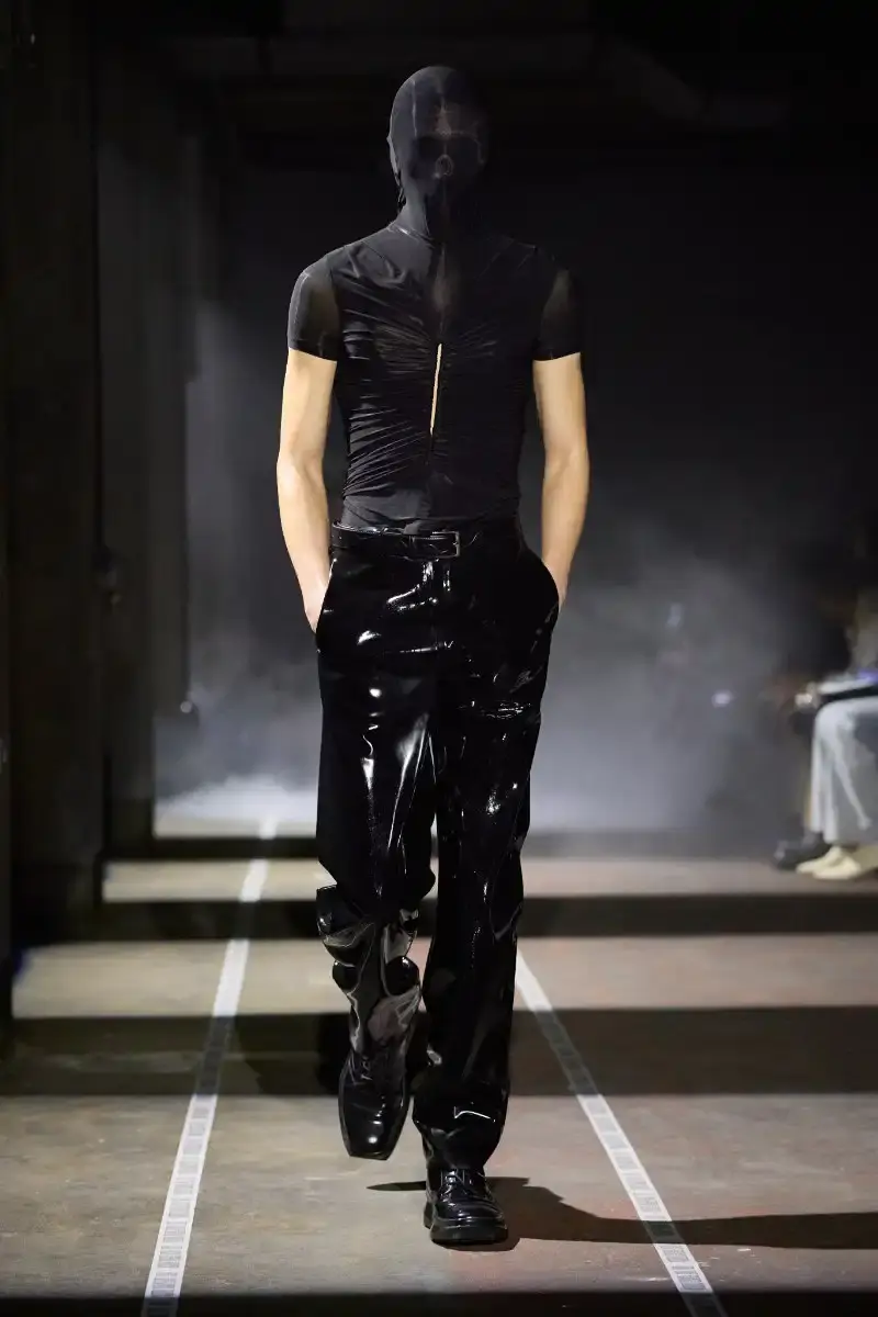 LGN LOUIS GABRIEL NOUCHI CHANNELS ALIEN FOR FW26 COLLECTION Fall/Winter 2026 collection from Louis Gabriel Nouchi inspired by Ridley Scott's Alien film, featuring elongated silhouettes, headpieces, and exploration of sensuality themes. (image 5 of 23)