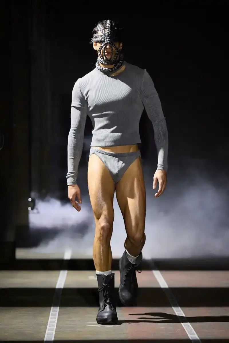 LGN LOUIS GABRIEL NOUCHI CHANNELS ALIEN FOR FW26 COLLECTION Fall/Winter 2026 collection from Louis Gabriel Nouchi inspired by Ridley Scott's Alien film, featuring elongated silhouettes, headpieces, and exploration of sensuality themes. (image 18 of 23)