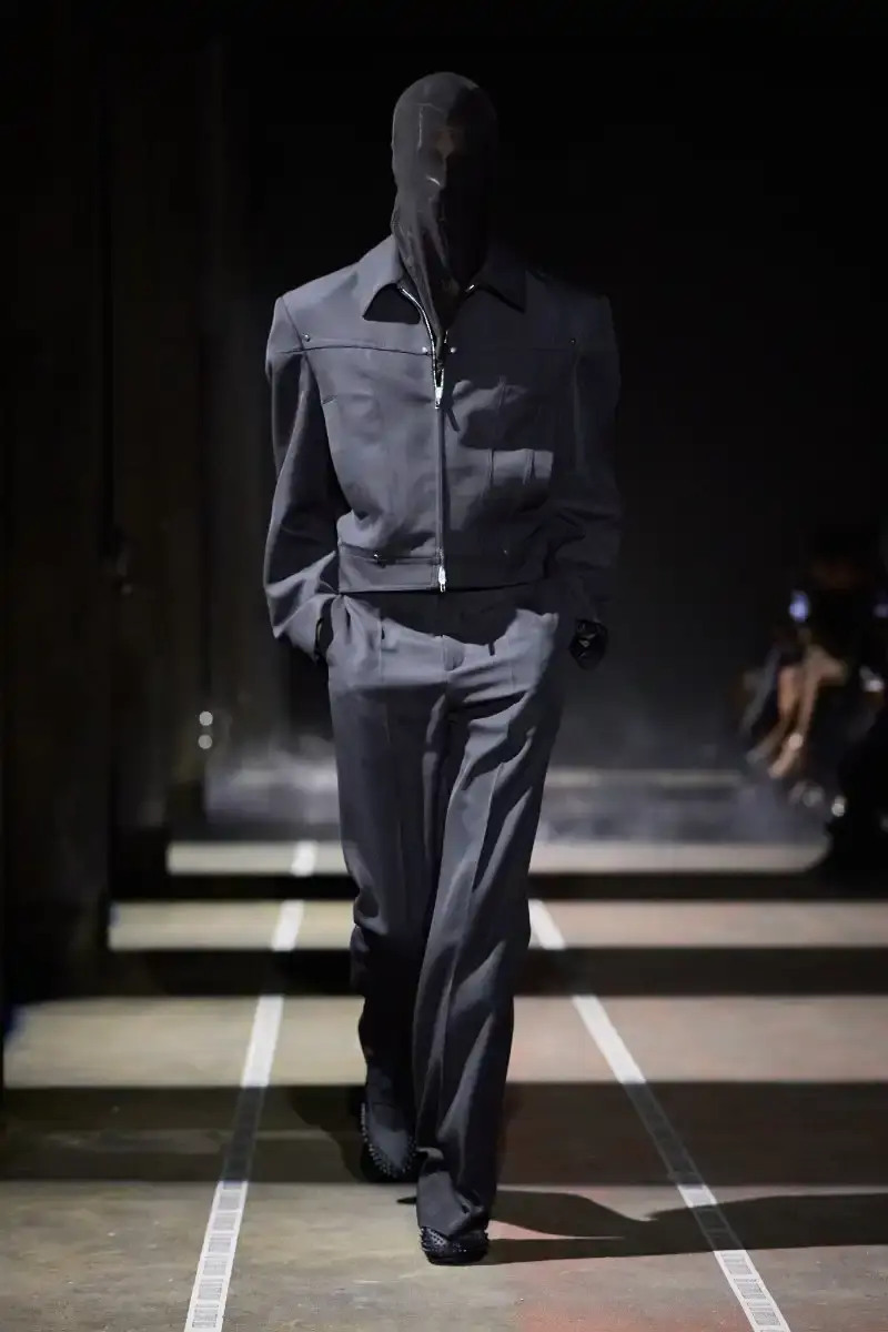 LGN LOUIS GABRIEL NOUCHI CHANNELS ALIEN FOR FW26 COLLECTION Fall/Winter 2026 collection from Louis Gabriel Nouchi inspired by Ridley Scott's Alien film, featuring elongated silhouettes, headpieces, and exploration of sensuality themes. (image 19 of 23)