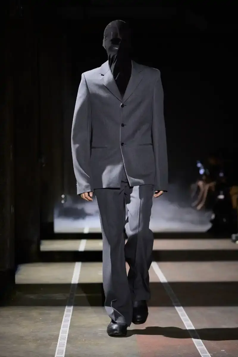 LGN LOUIS GABRIEL NOUCHI CHANNELS ALIEN FOR FW26 COLLECTION Fall/Winter 2026 collection from Louis Gabriel Nouchi inspired by Ridley Scott's Alien film, featuring elongated silhouettes, headpieces, and exploration of sensuality themes. (image 22 of 23)