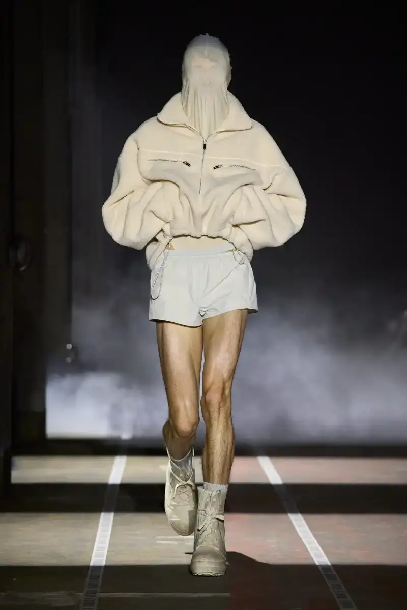LGN LOUIS GABRIEL NOUCHI CHANNELS ALIEN FOR FW26 COLLECTION Fall/Winter 2026 collection from Louis Gabriel Nouchi inspired by Ridley Scott's Alien film, featuring elongated silhouettes, headpieces, and exploration of sensuality themes. (image 9 of 23)