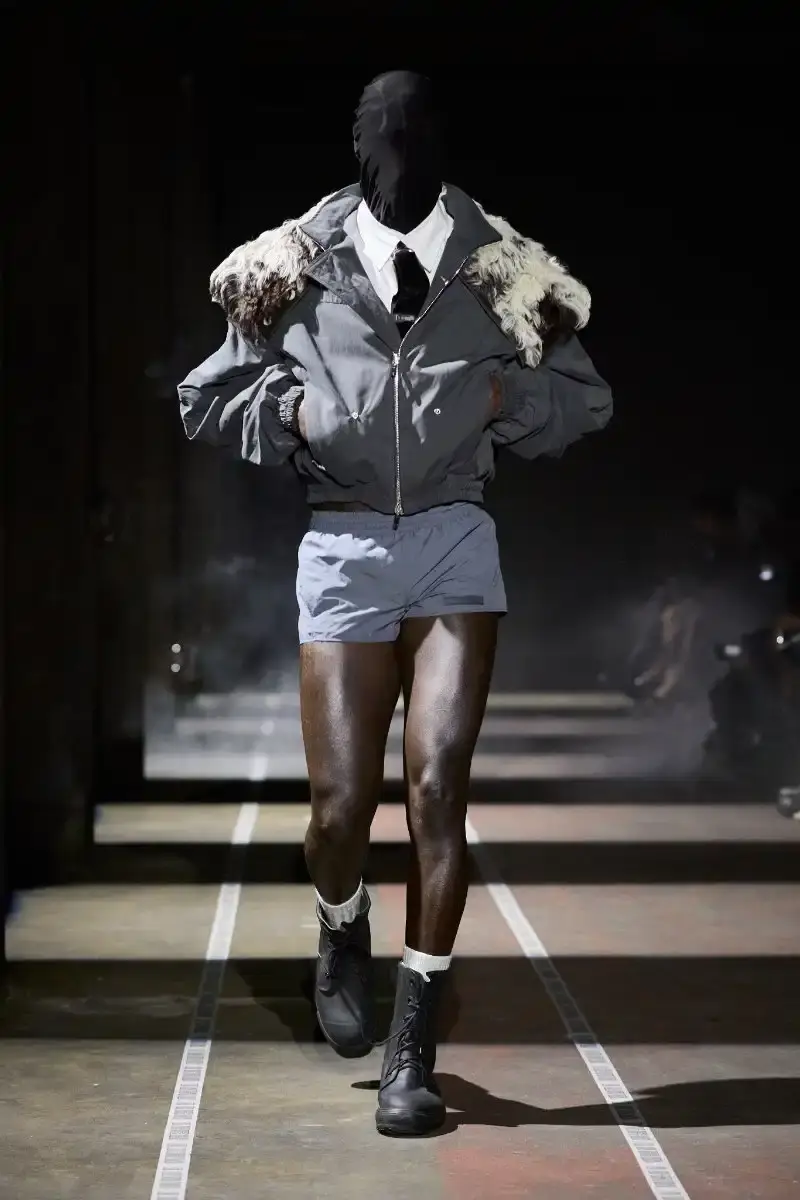 LGN LOUIS GABRIEL NOUCHI CHANNELS ALIEN FOR FW26 COLLECTION Fall/Winter 2026 collection from Louis Gabriel Nouchi inspired by Ridley Scott's Alien film, featuring elongated silhouettes, headpieces, and exploration of sensuality themes. (image 15 of 23)