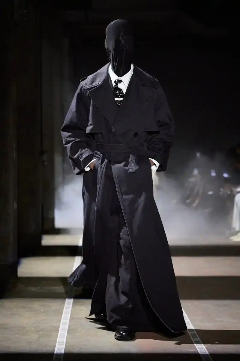 LGN LOUIS GABRIEL NOUCHI CHANNELS ALIEN FOR FW26 COLLECTION Fall/Winter 2026 collection from Louis Gabriel Nouchi inspired by Ridley Scott's Alien film, featuring elongated silhouettes, headpieces, and exploration of sensuality themes. (image 7 of 23)